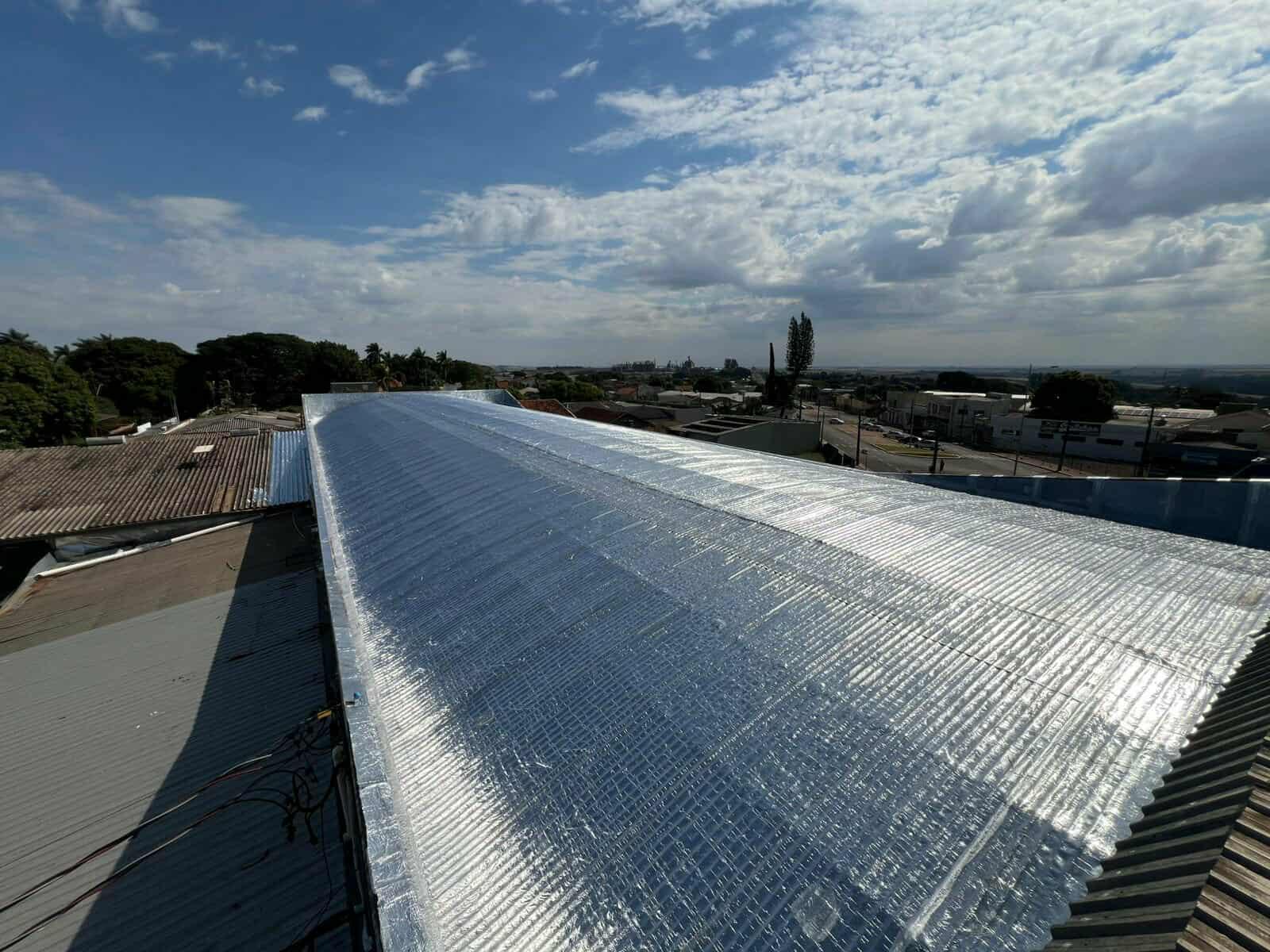 Impermeabilização e isolamento térmico, para telhados e coberturas expostas com manta asfáltica aluminada.
