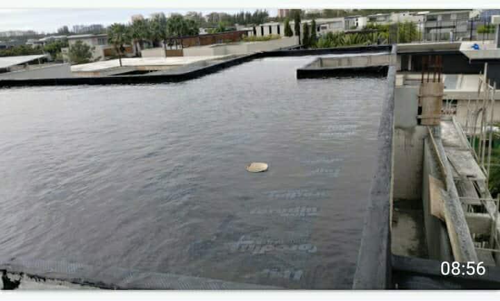 Impermeabilização de laje com manta asfáltica.