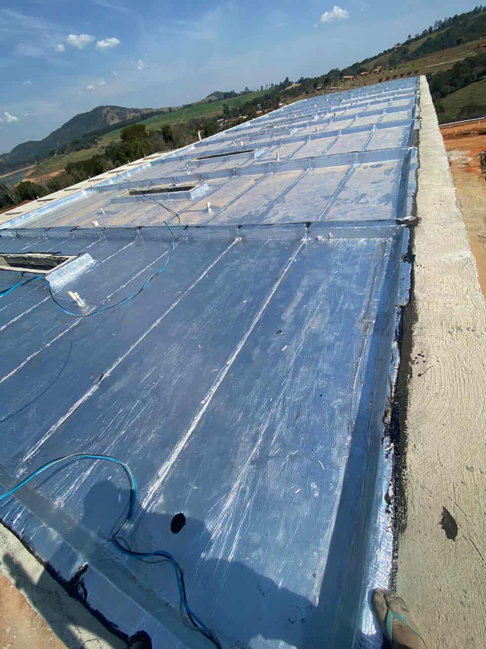 Impermeabilização e isolamento térmico, para telhados e coberturas expostas..