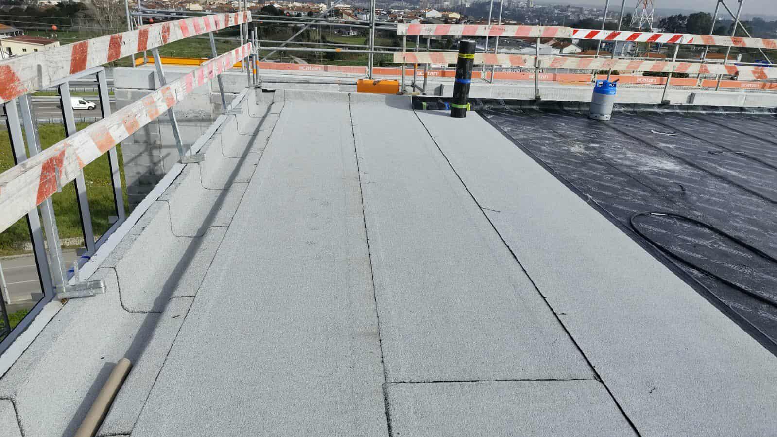 Impermeabilização de laje com manta asfáltica.