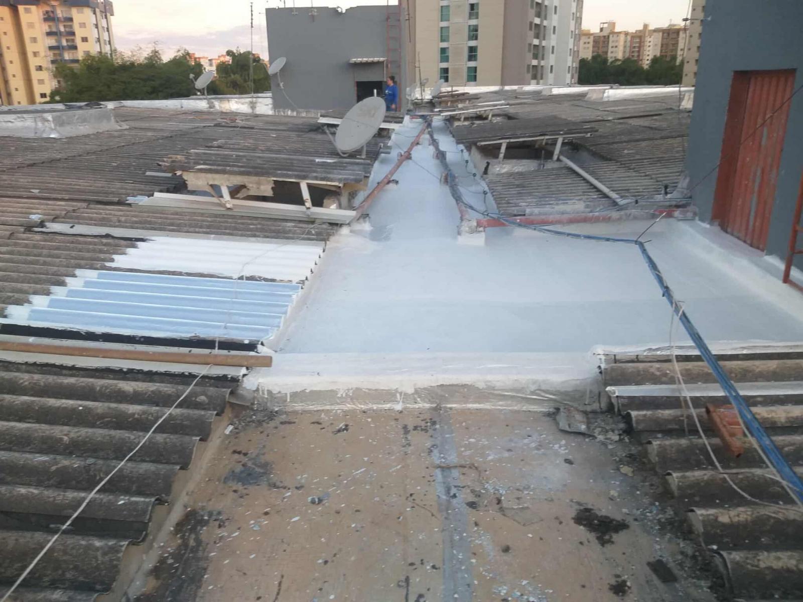 Impermeabilização e isolamento térmico, para telhados e coberturas expostas.