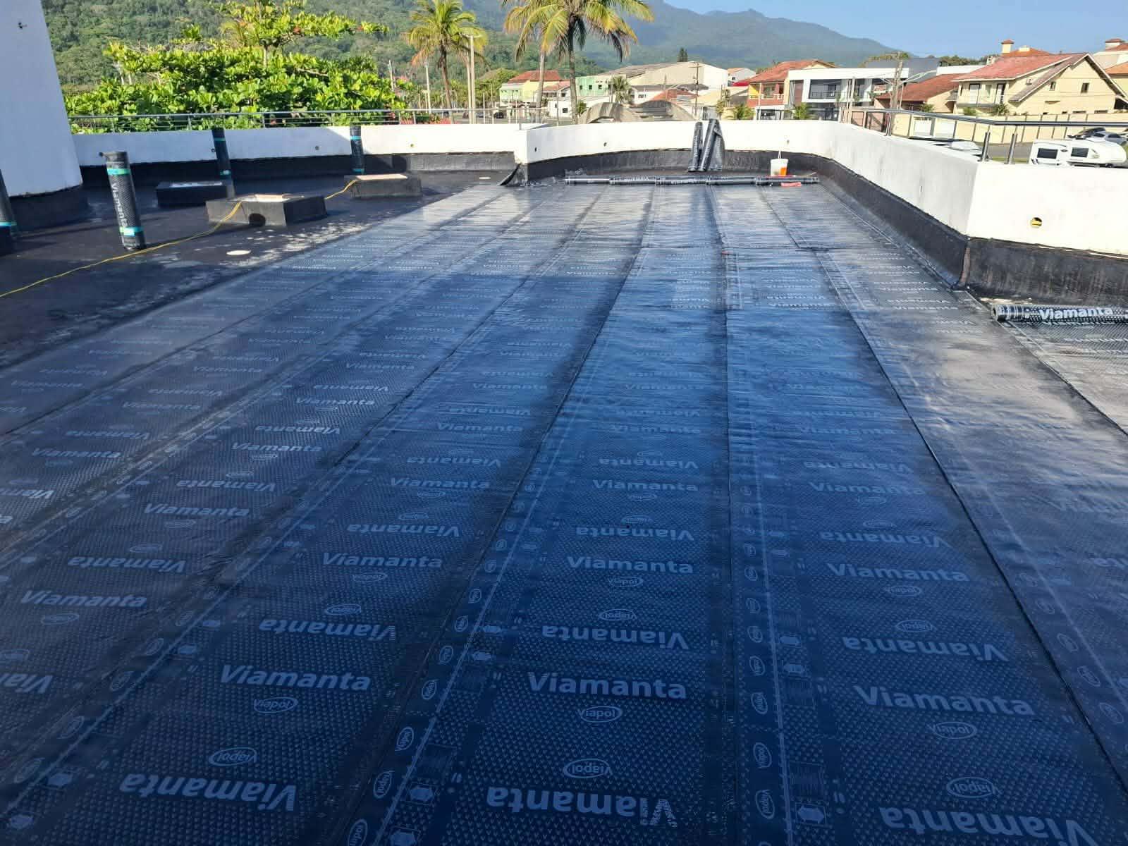 Impermeabilização de laje com manta asfáltica.