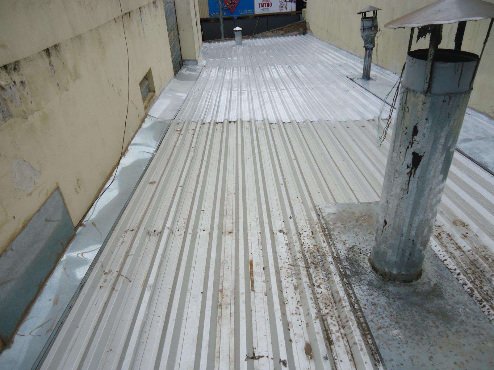 Impermeabilização e isolamento térmico, para telhados e coberturas expostas.