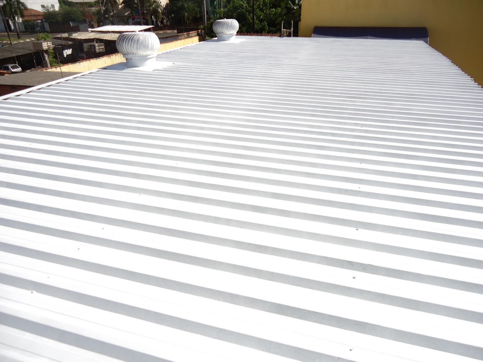 Impermeabilização e isolamento térmico, para telhados e coberturas expostas.