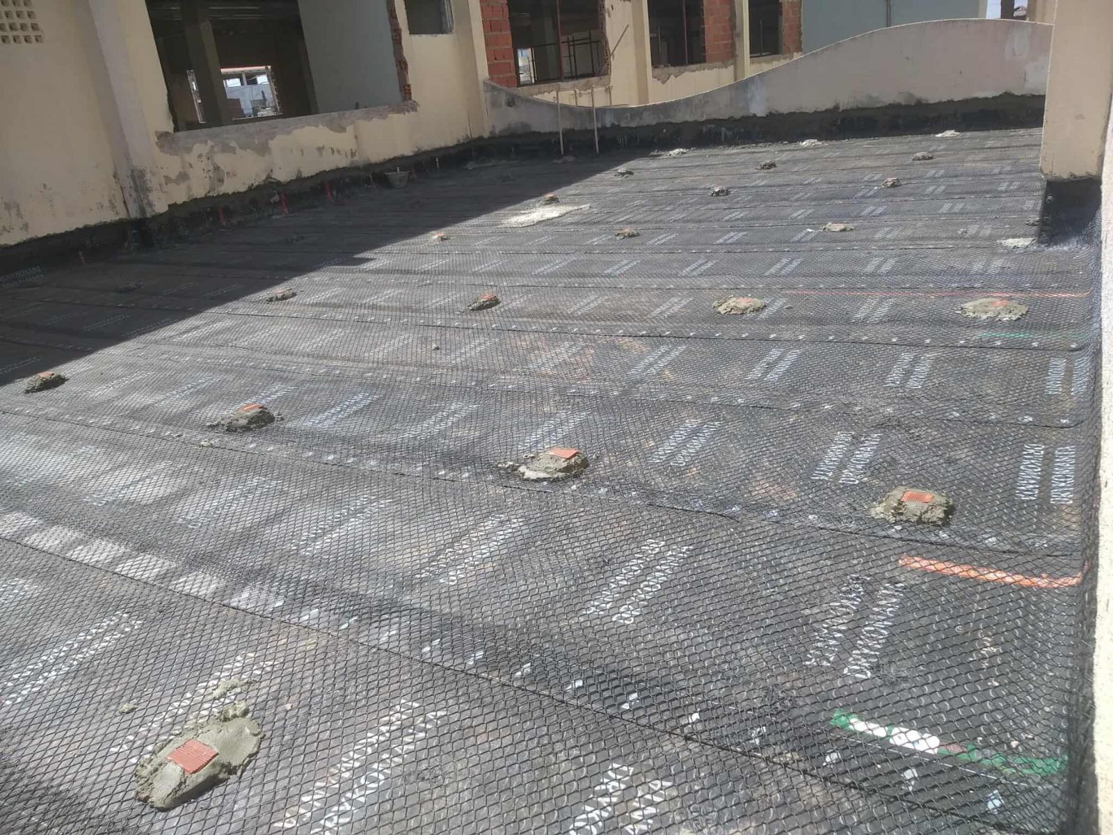 Impermeabilização de laje com manta asfáltica.