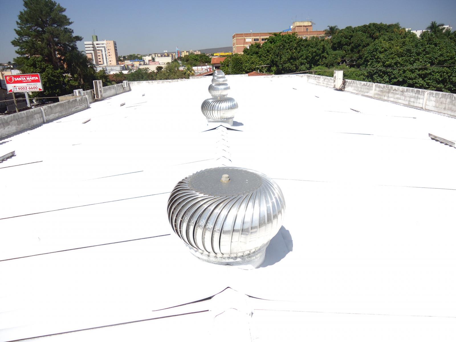 Impermeabilização e isolamento térmico, para telhados e coberturas expostas.