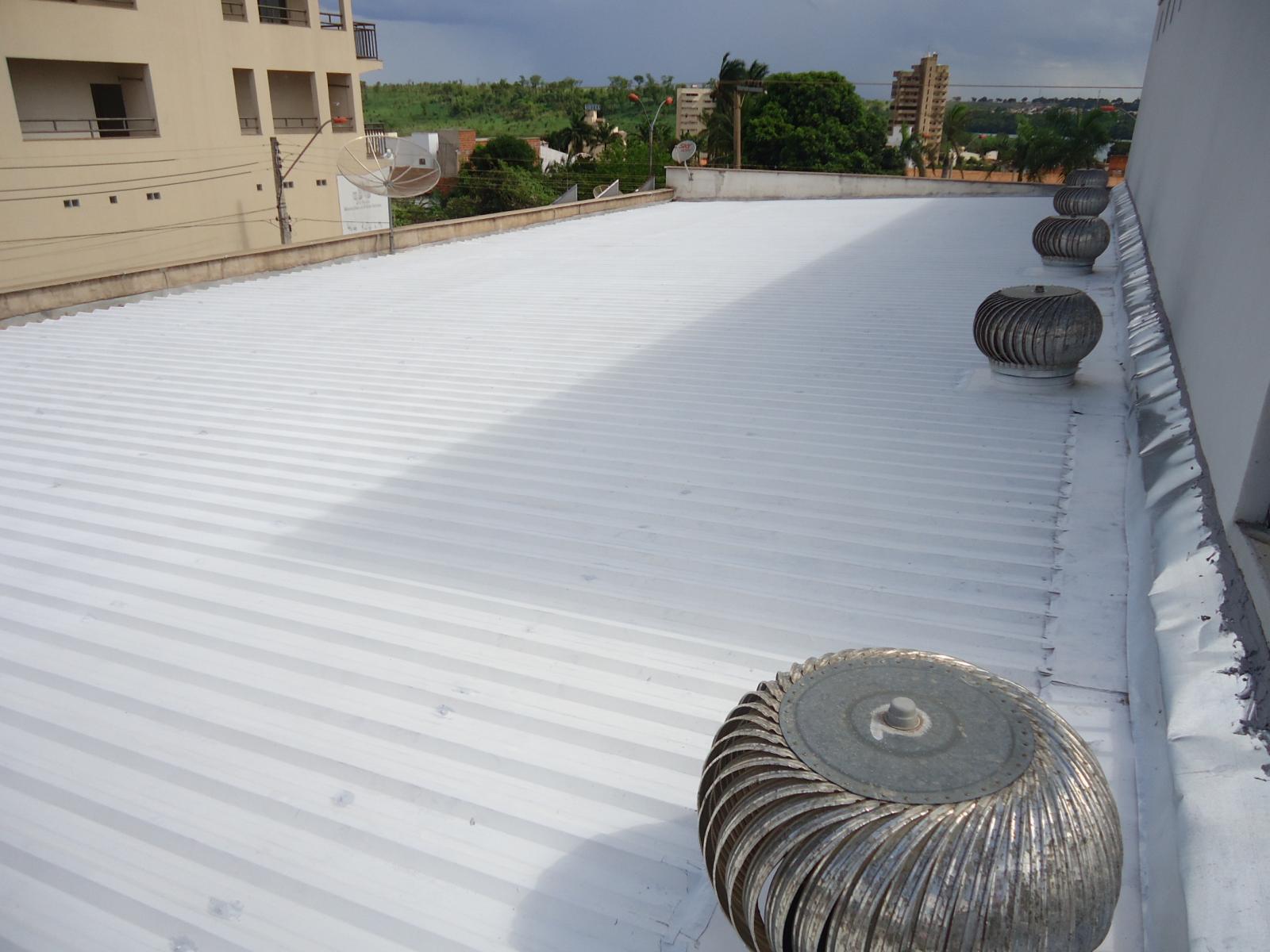 Impermeabilização e isolamento térmico, para telhados e coberturas expostas.