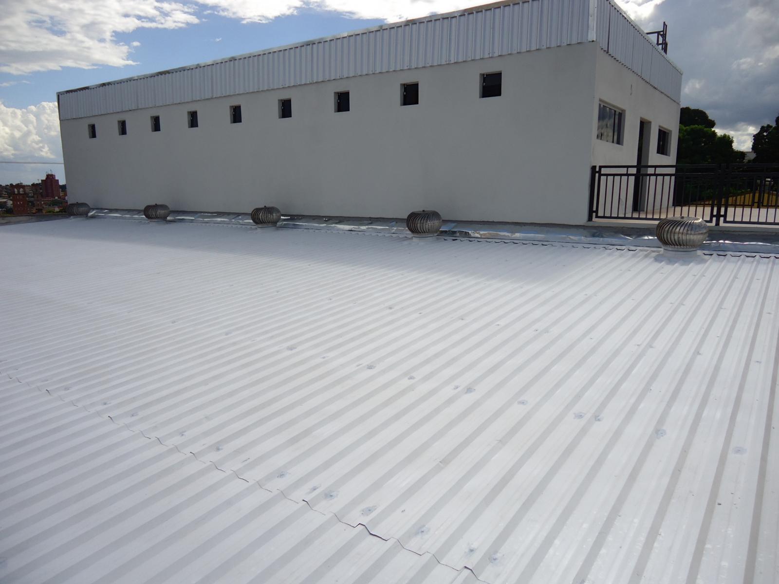 Impermeabilização e isolamento térmico, para telhados e coberturas expostas.