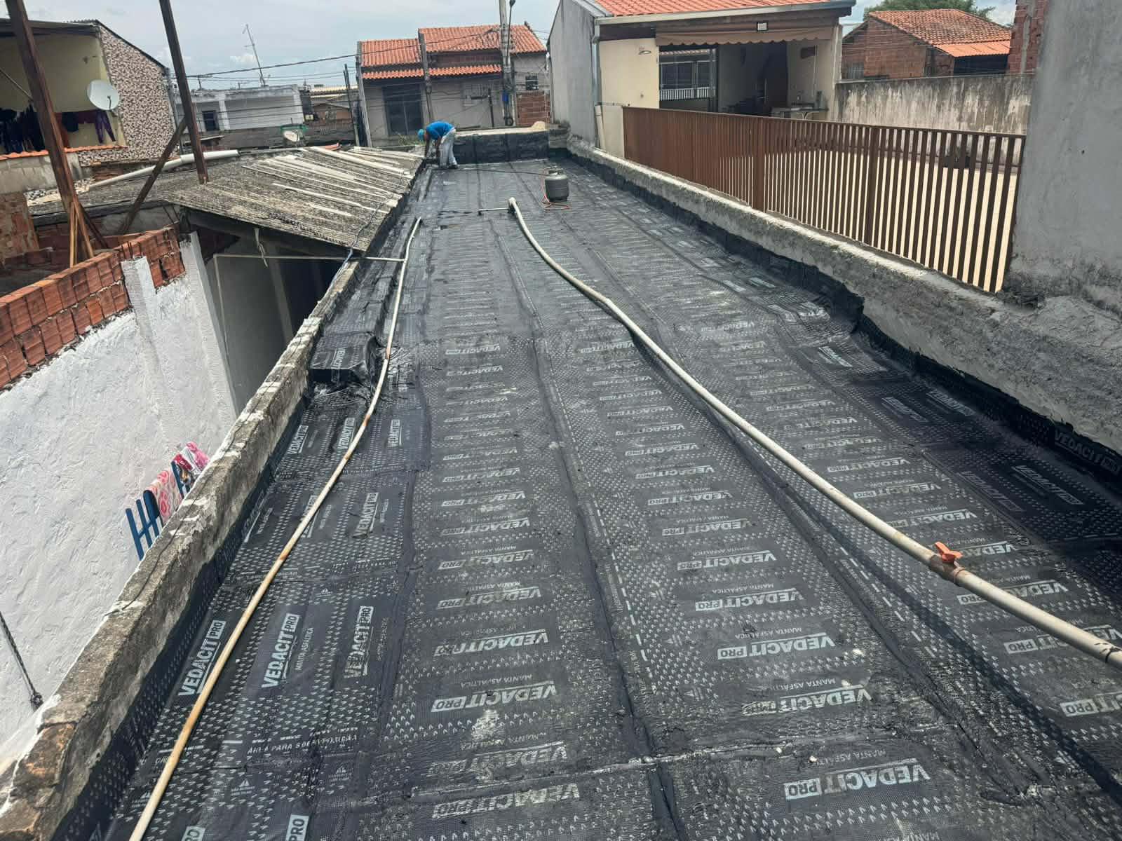 Impermeabilização de laje com manta asfáltica, comum e aluminada.