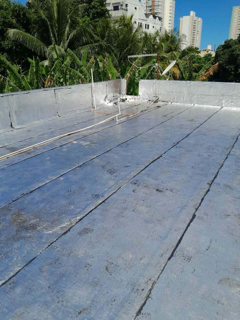 Impermeabilização e isolamento térmico, para telhados e coberturas expostas com manta asfáltica aluminada.