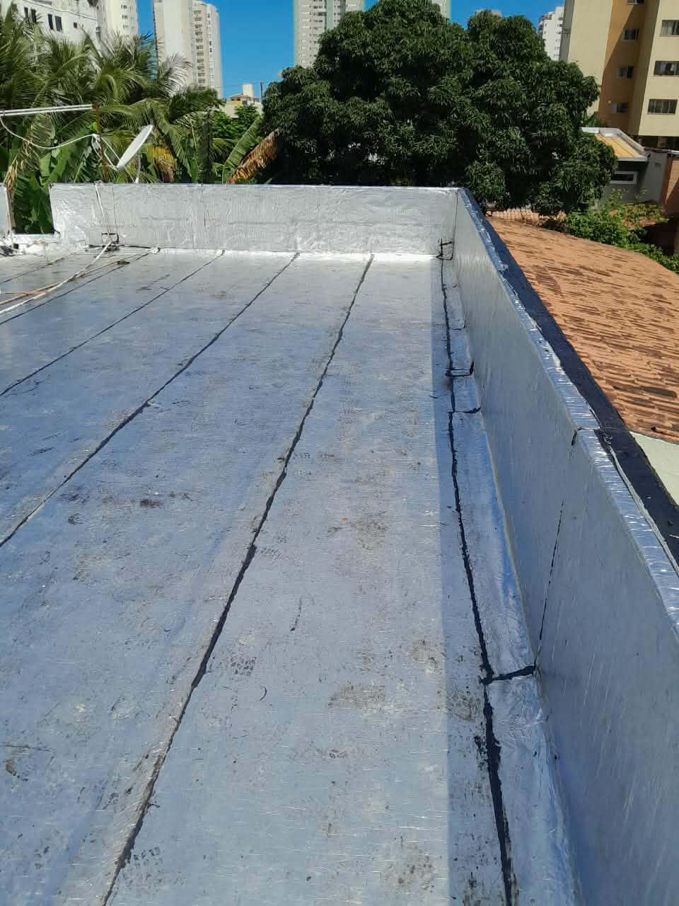 Impermeabilização de lajes e coberturas expostas com manta asfáltica aluminada.