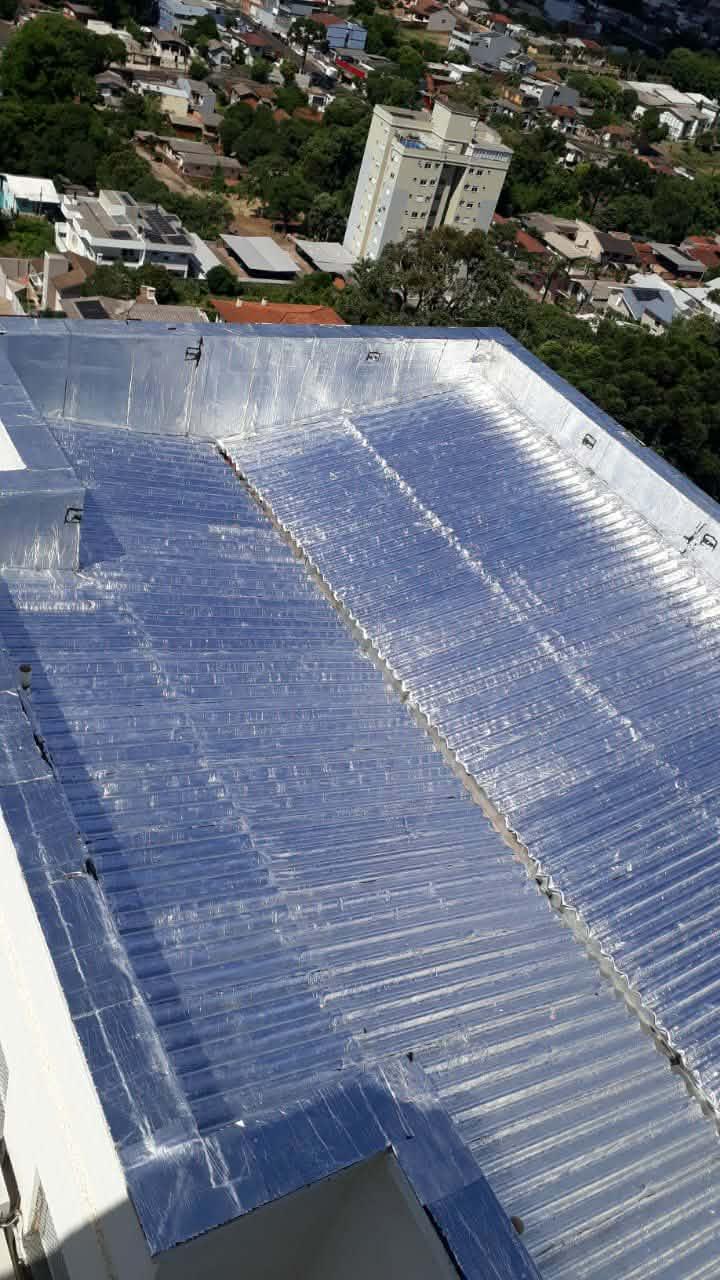 Impermeabilização e isolamento térmico, para telhados e coberturas expostas com manta asfáltica aluminada.