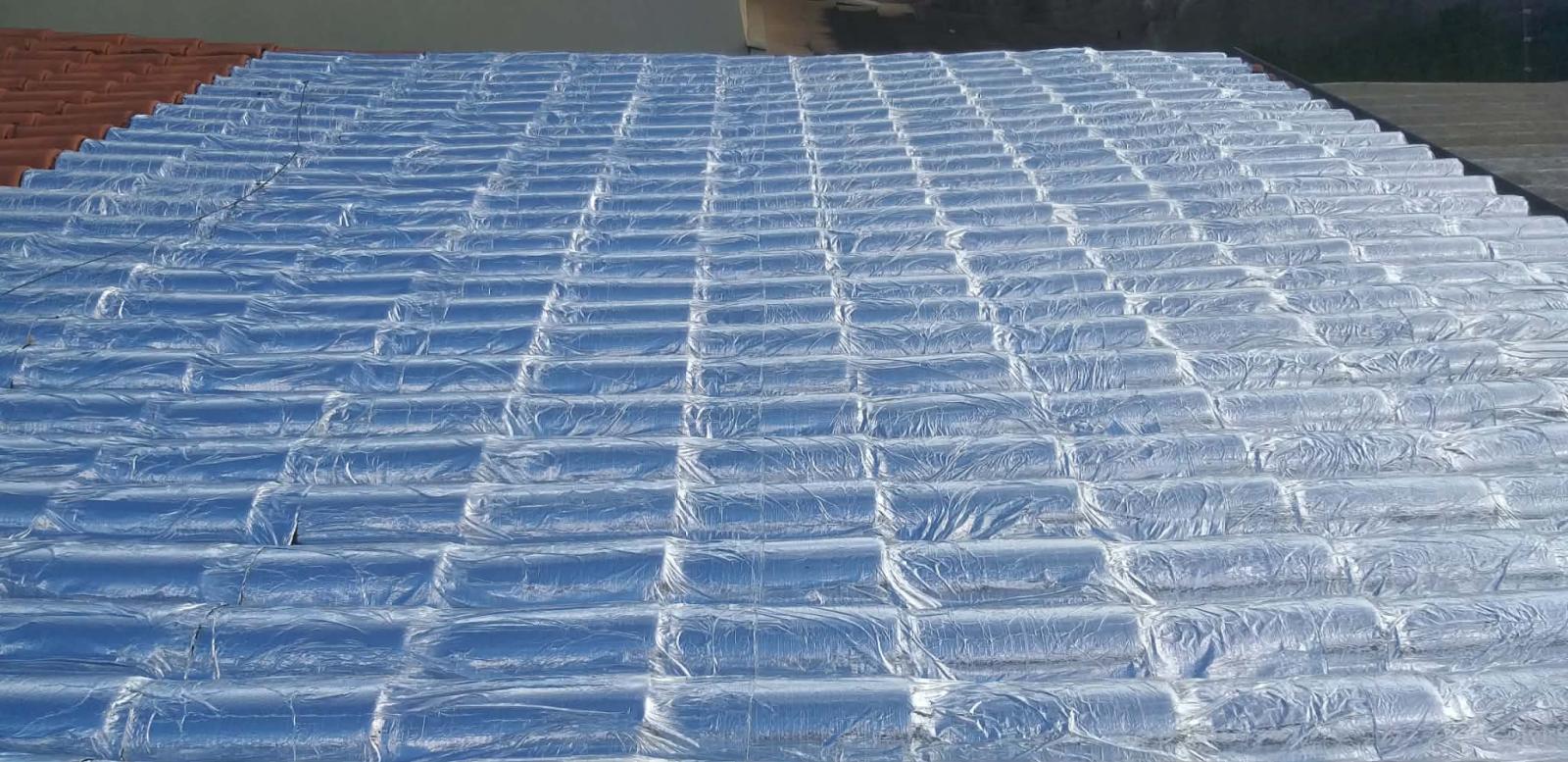 Impermeabilização e isolamento térmico, para telhados e coberturas expostas.