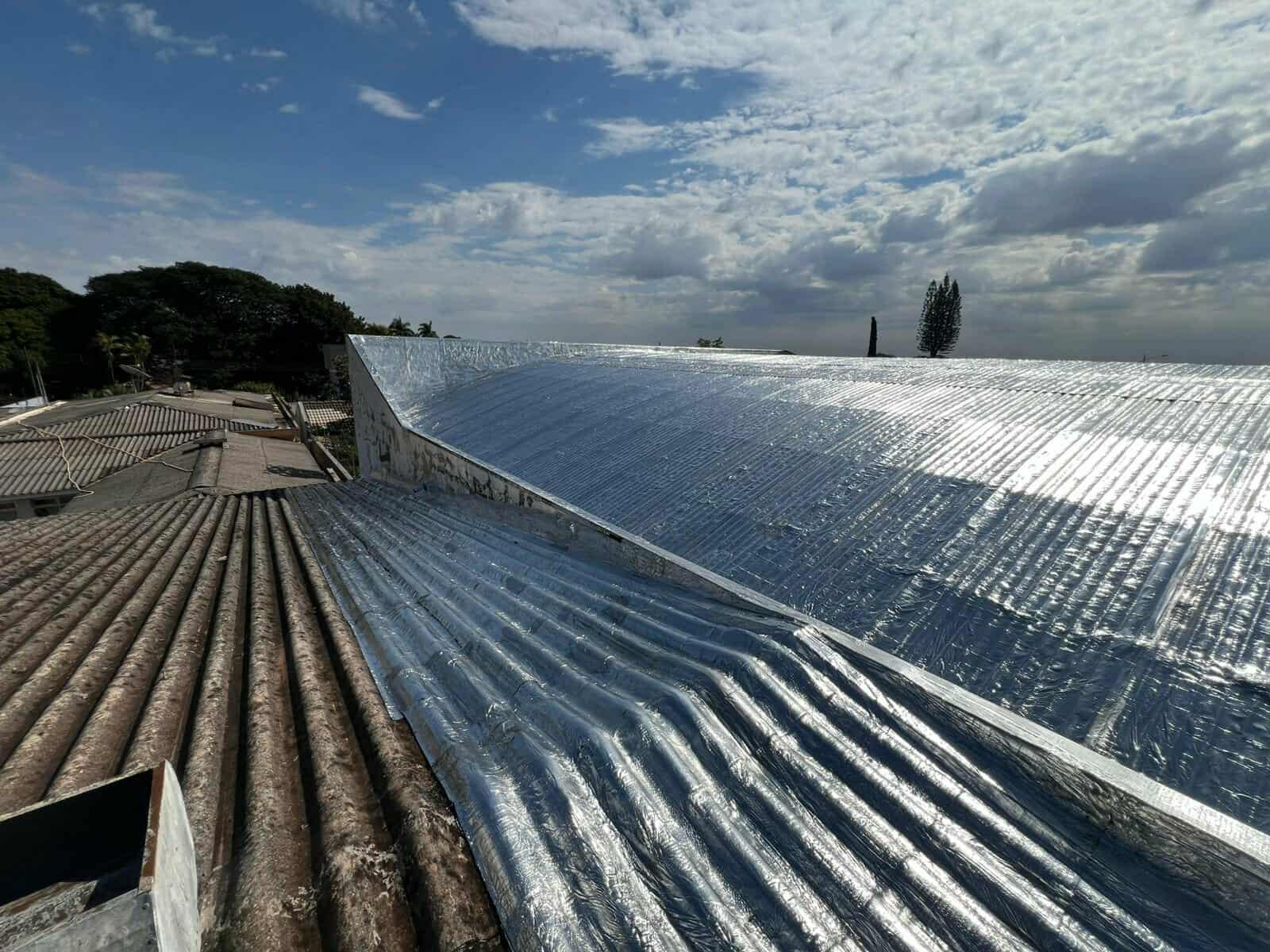 Impermeabilização e isolamento térmico, para telhados e coberturas expostas com manta asfáltica aluminada.