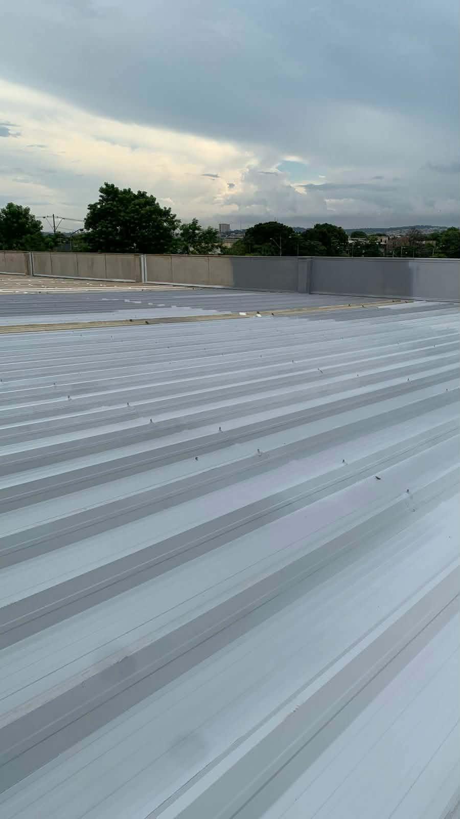 Impermeabilização e isolamento térmico, para telhados e coberturas expostas.