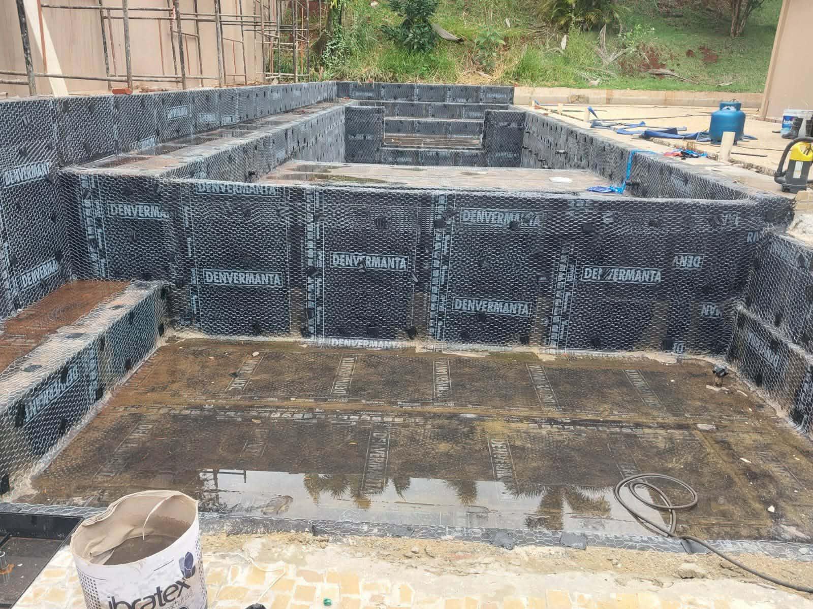 Impermeabilização de piscina com manta asfáltica.