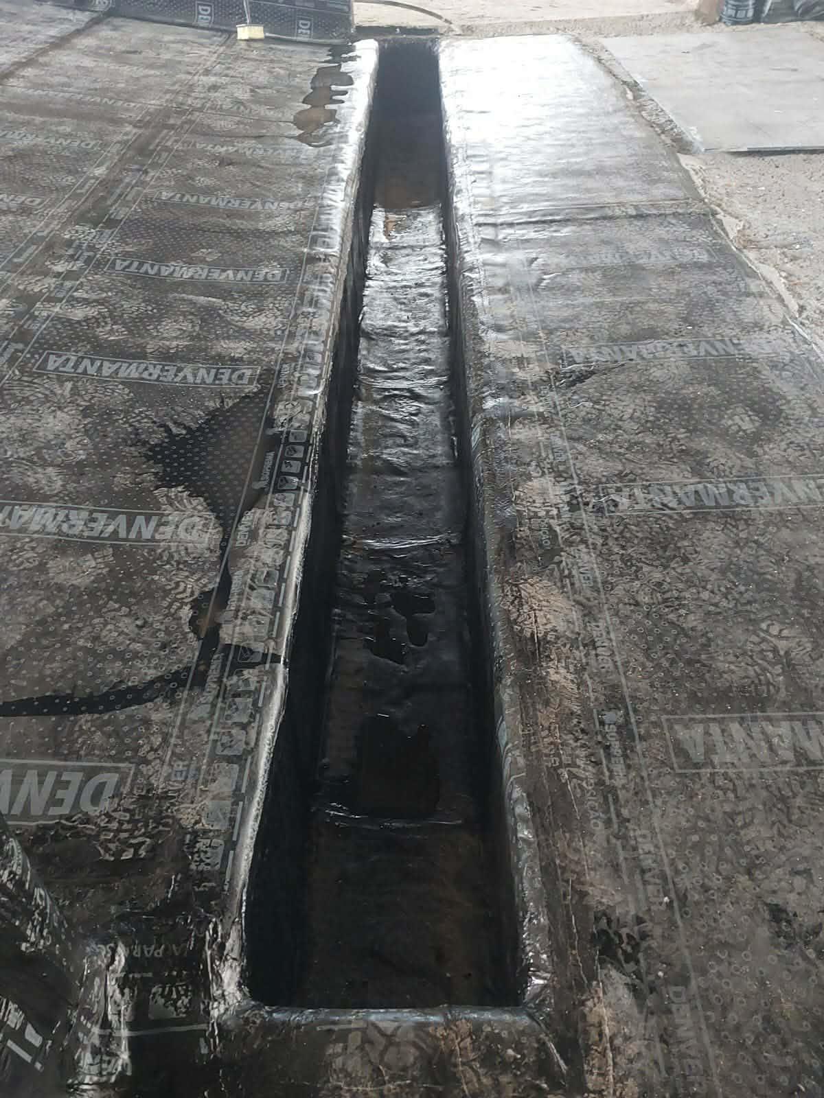 Impermeabilização de laje com manta asfáltica.