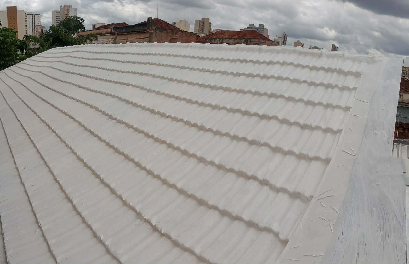 Impermeabilização e isolamento térmico, para telhados e coberturas expostas.