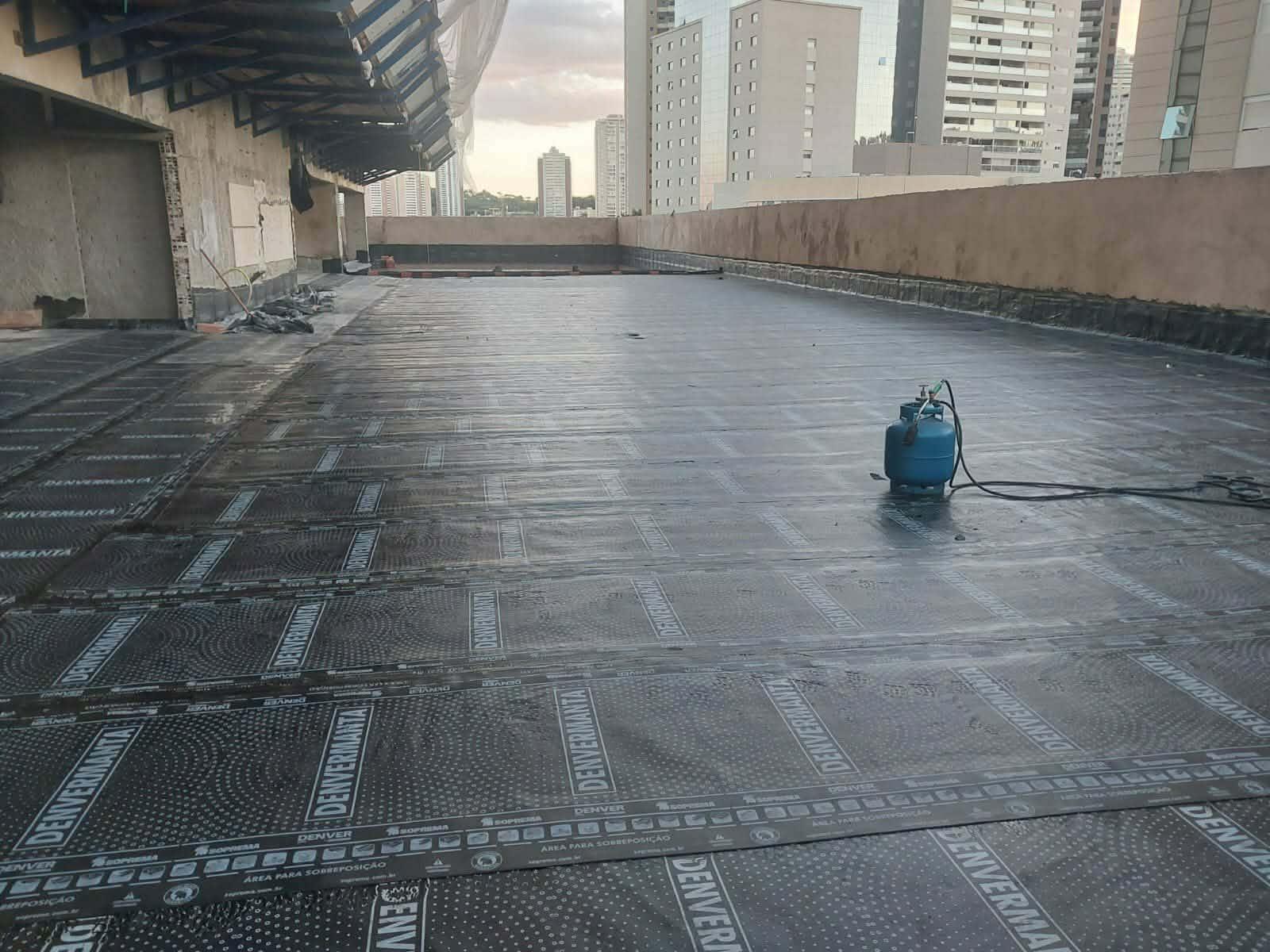 Impermeabilização de laje com manta asfáltica.