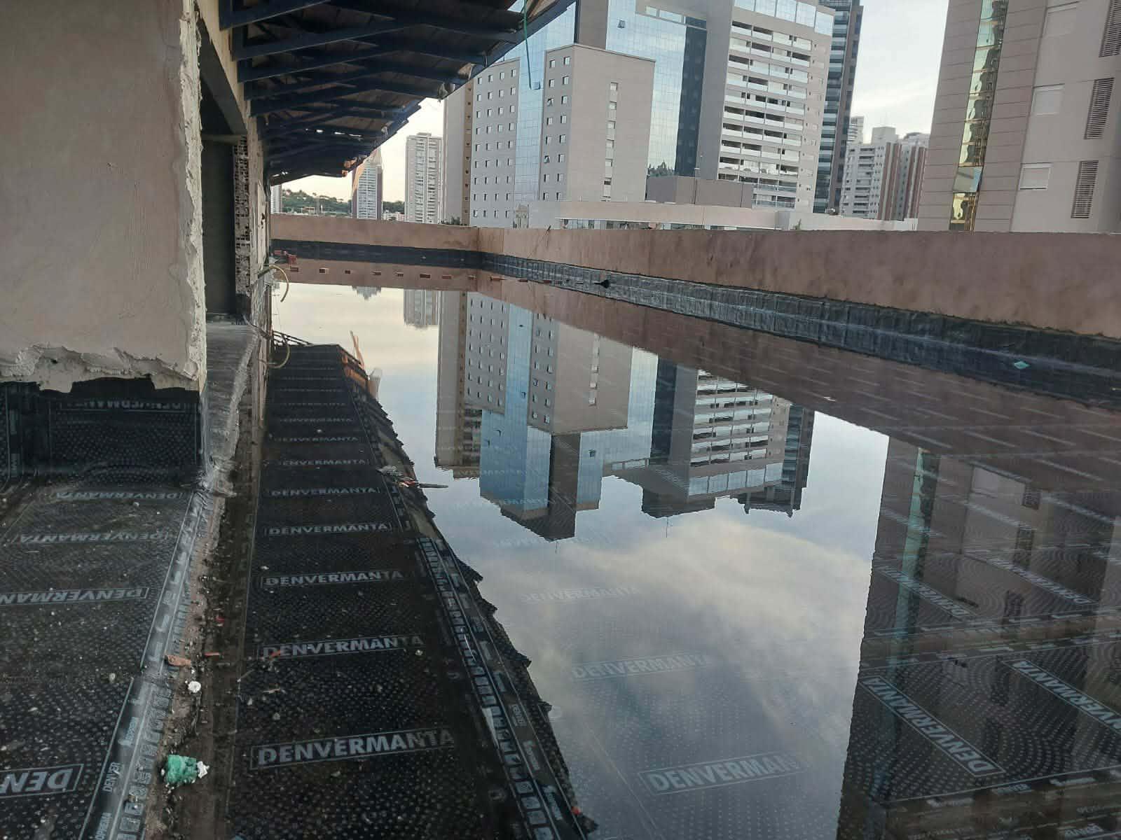 Impermeabilização de laje com manta asfáltica.