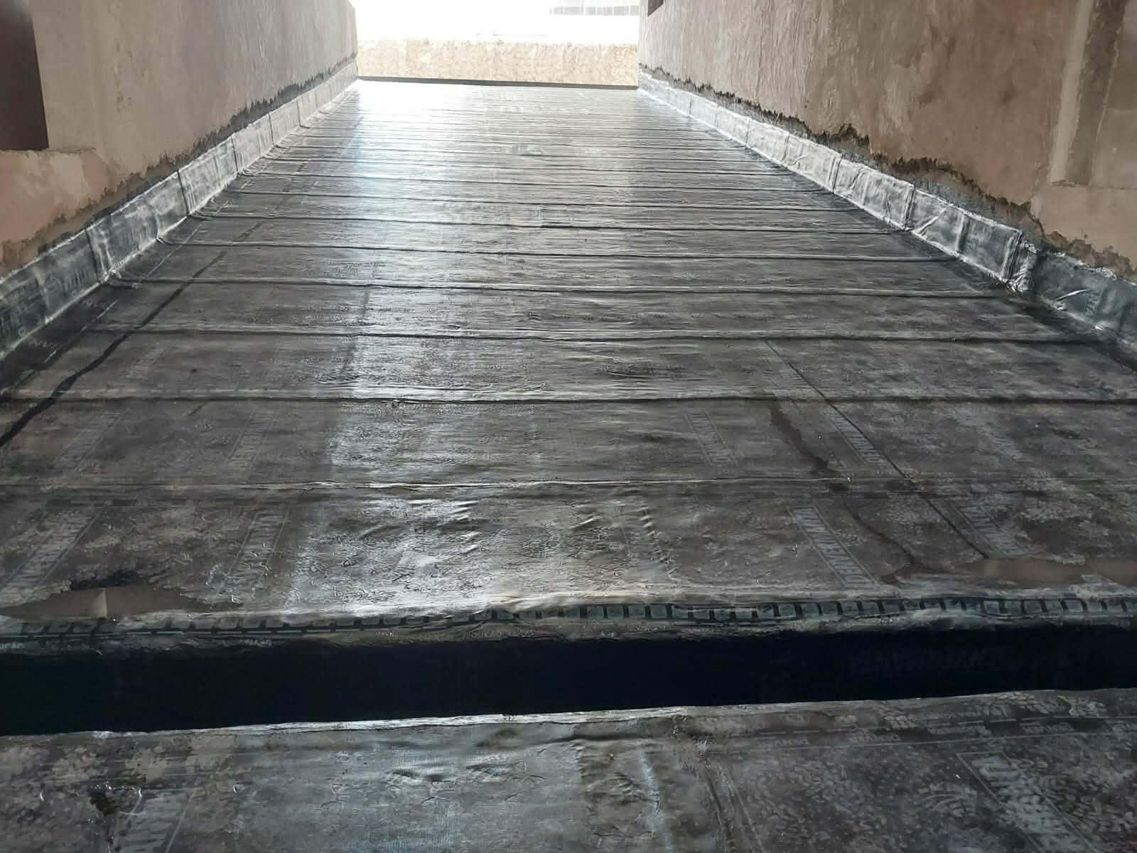 Impermeabilização de laje com manta asfáltica.