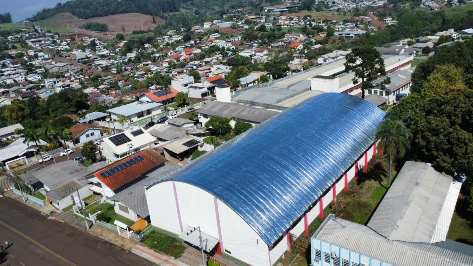 Impermeabilização e isolamento térmico, para telhados e coberturas expostas com manta asfáltica aluminada.