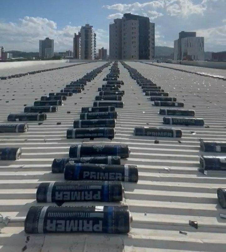 Impermeabilização e isolamento térmico, para telhados e coberturas expostas com manta asfáltica aluminada.