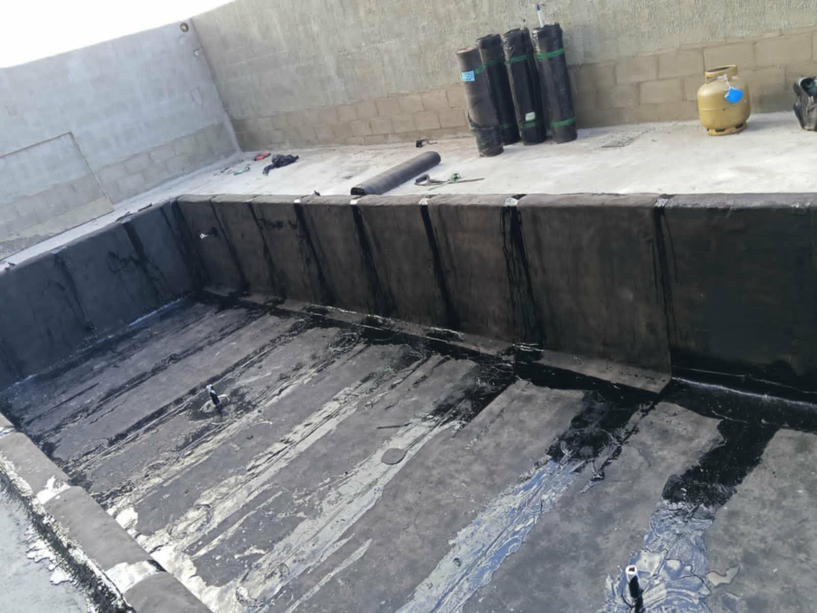 Impermeabilização de piscina com manta asfáltica.