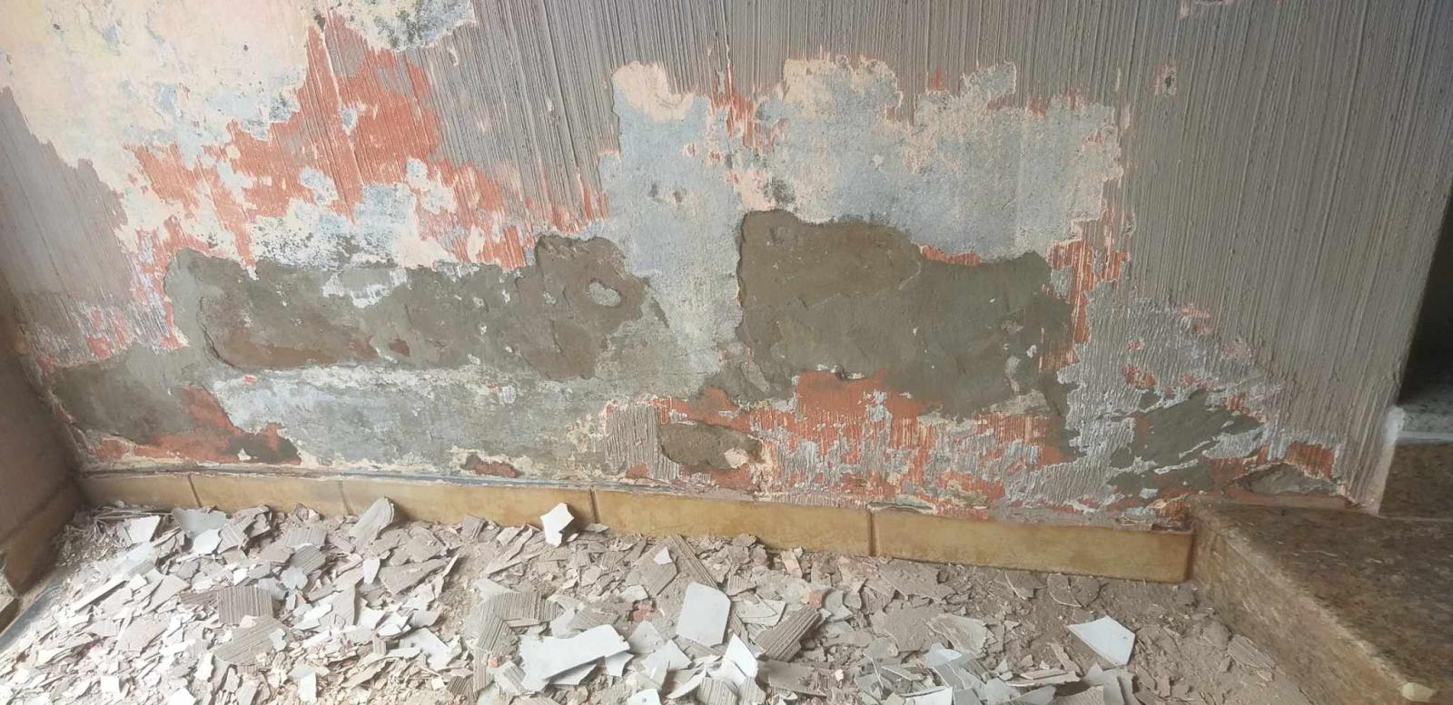 Impermeabilização e tratamento de umidade em parede.