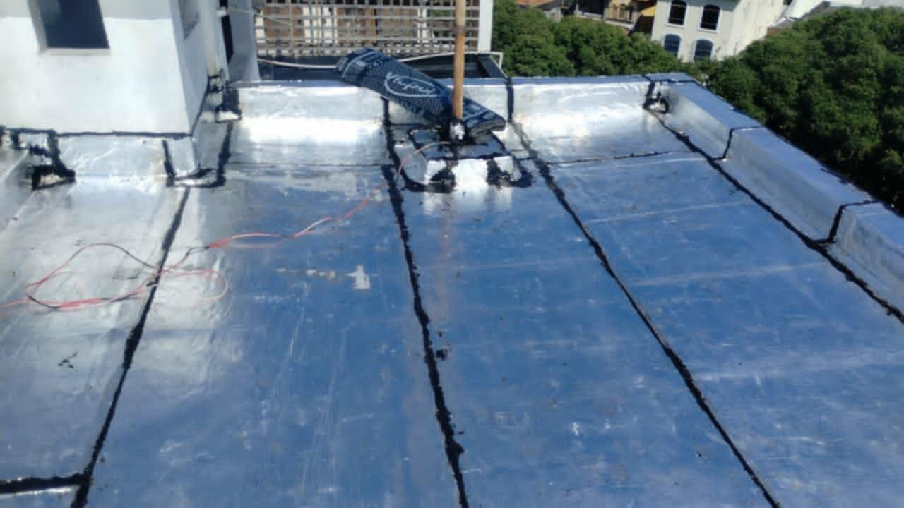 Impermeabilização e isolamento térmico, para telhados e coberturas expostas.