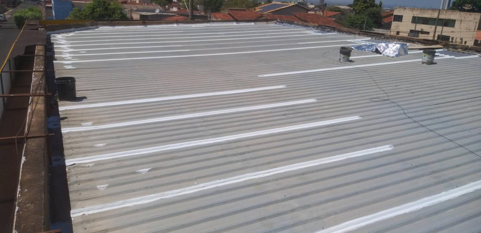 Impermeabilização e isolamento térmico, para telhados e coberturas expostas.