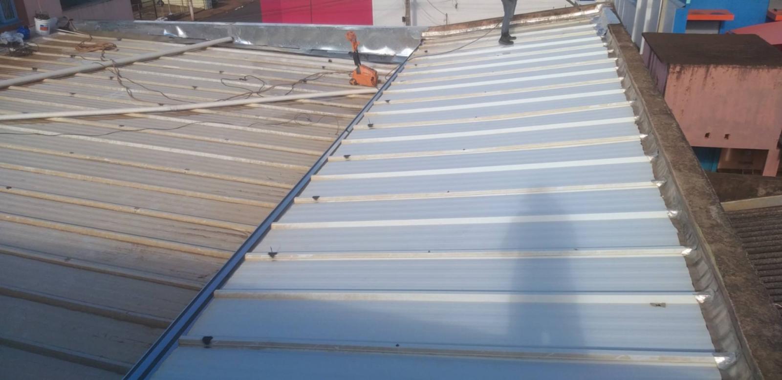 Impermeabilização e isolamento térmico, para telhados e coberturas expostas.