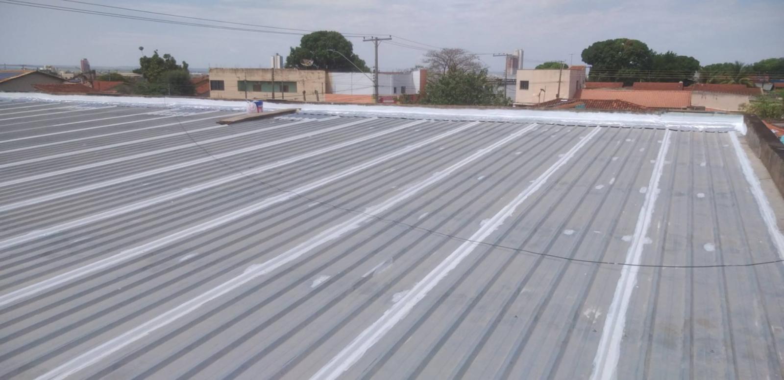 Impermeabilização e isolamento térmico, para telhados e coberturas expostas.