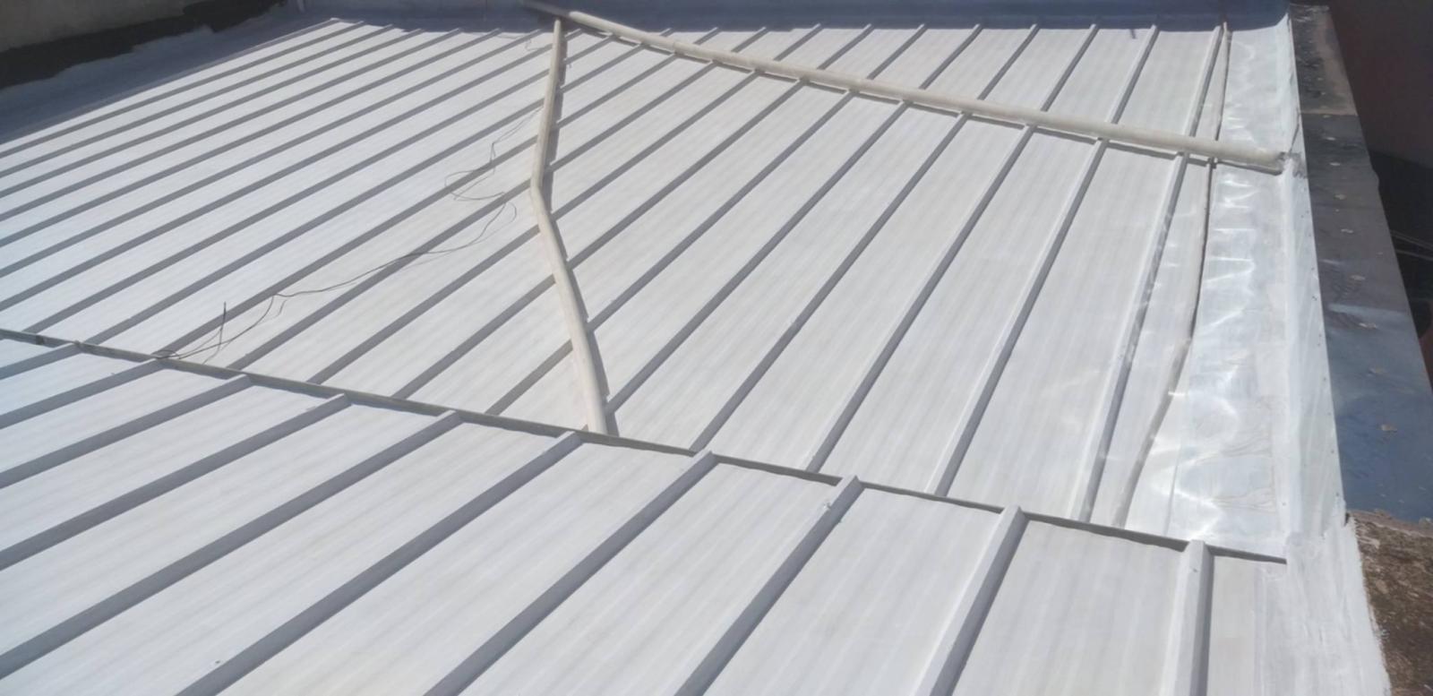 Impermeabilização e isolamento térmico, para telhados e coberturas expostas.